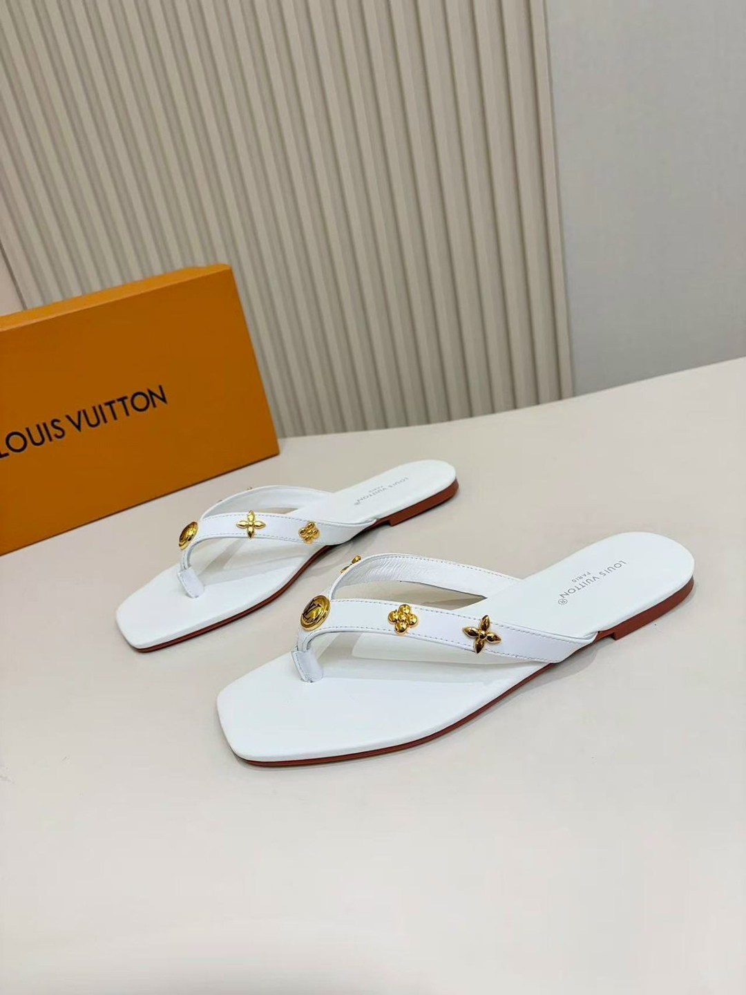 louis vuitton шлепанцы,шлепанцы louis vuitton premium белые,шлепанцы женские брендовые louis vuitton premium белые,сабо женские louis vuitton,шлепанцы женские луи виттон