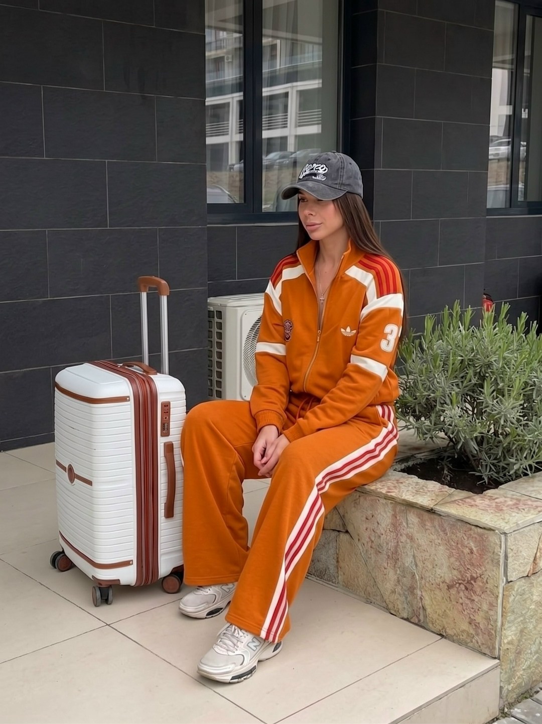 спортивный костюм женский adidas,женский спортивный костюм,костюм спортивный,женский костюм,костюм белый