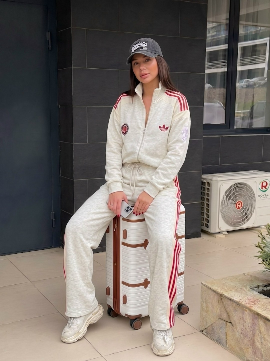 спортивный костюм женский adidas,женский спортивный костюм,костюм спортивный,женский костюм,костюм белый