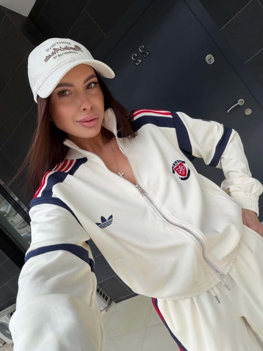 спортивный костюм женский adidas,женский спортивный костюм,костюм спортивный,женский костюм,костюм белый