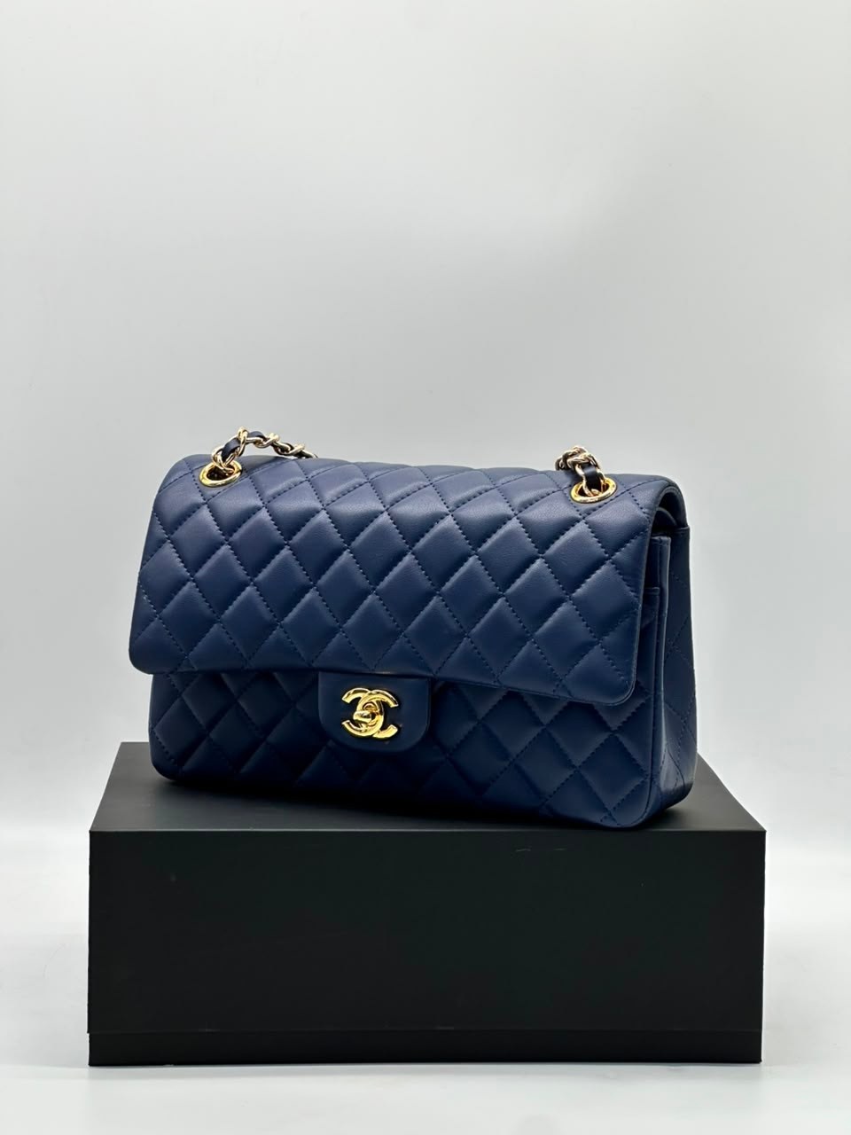 сумка chanel,женская сумка chanel,chanel classic flap bag,синяя сумка chanel 2.55 шанель клатч на ремне кожа,синяя сумка chanel 2.55