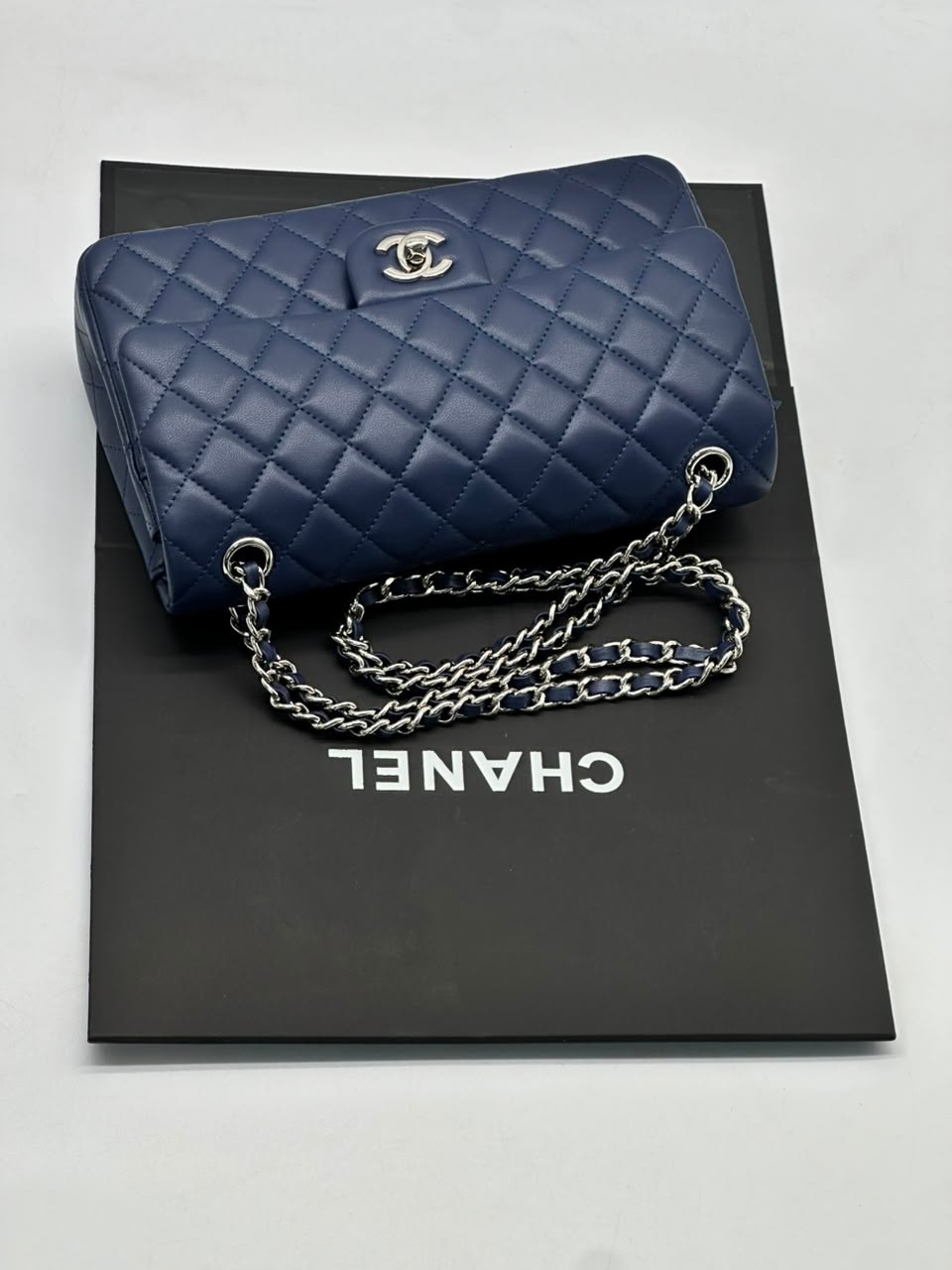 сумка chanel,женская сумка chanel,chanel classic flap bag,синяя сумка chanel 2.55 шанель клатч на ремне кожа,синяя сумка chanel 2.55