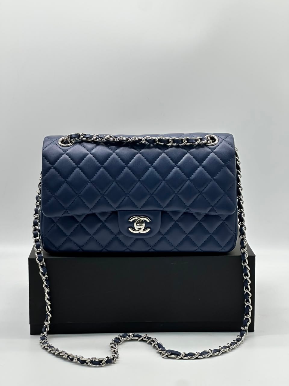 сумка chanel,женская сумка chanel,chanel classic flap bag,синяя сумка chanel 2.55 шанель клатч на ремне кожа,синяя сумка chanel 2.55