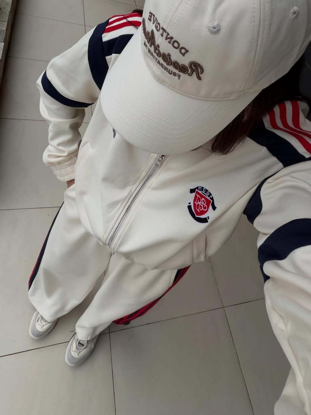 спортивный костюм женский adidas,женский спортивный костюм,костюм спортивный,женский костюм,костюм белый