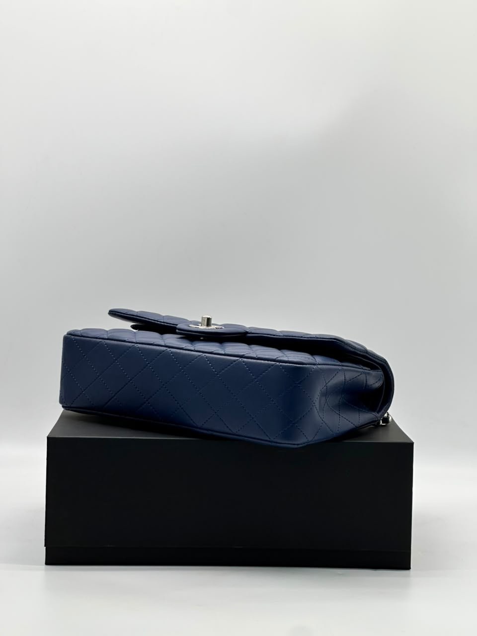 сумка chanel,женская сумка chanel,chanel classic flap bag,синяя сумка chanel 2.55 шанель клатч на ремне кожа,синяя сумка chanel 2.55