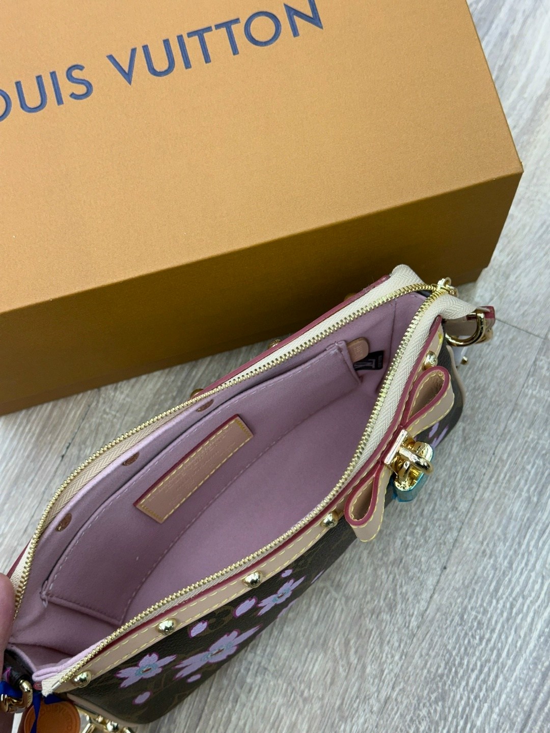 сумка louis vuitton,женская сумка louis vuitton,louis vuitton сумка на плечо,сумочка черно-коричневая louis vuitton,сумка через плечо от louis vuitton