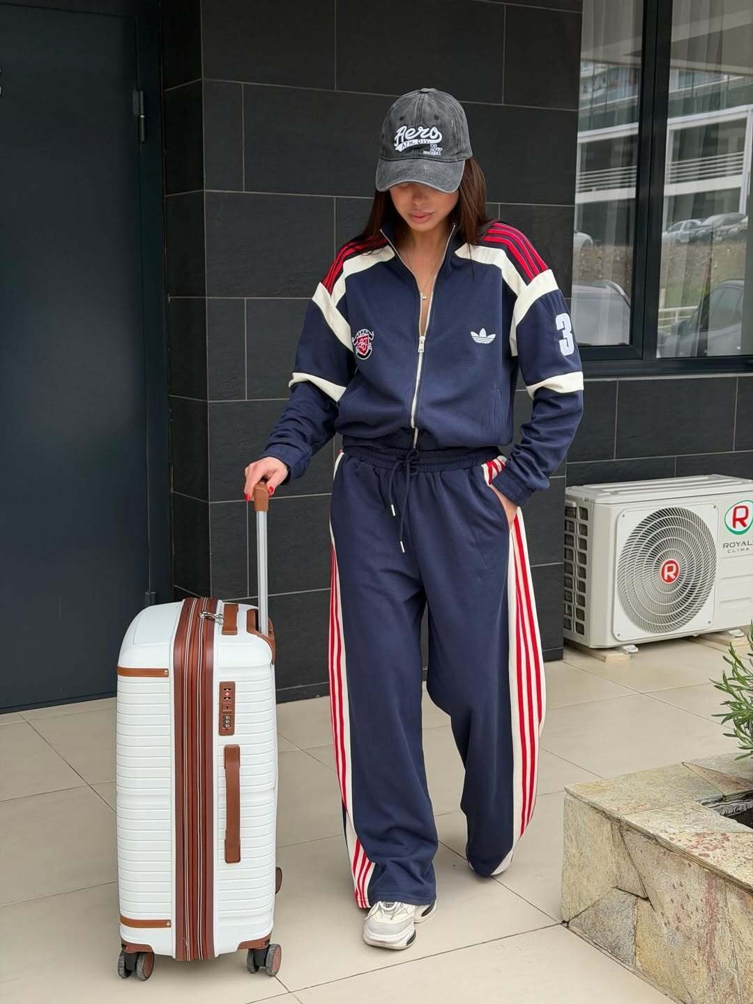 спортивный костюм женский adidas,женский спортивный костюм,костюм спортивный,женский костюм,костюм белый