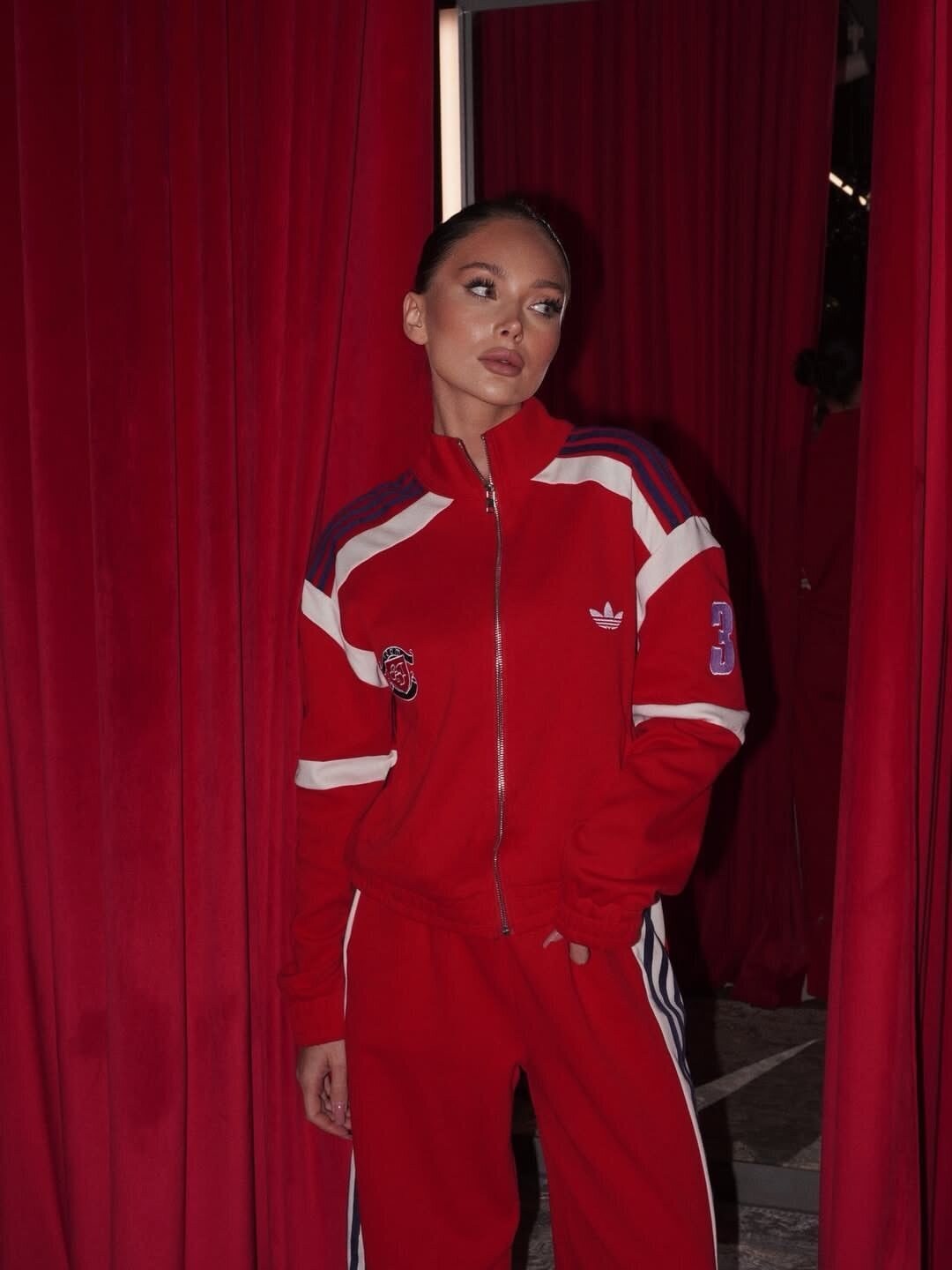 спортивный костюм женский adidas,женский спортивный костюм,костюм спортивный,женский костюм,костюм белый