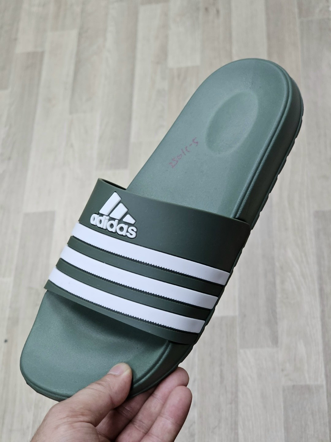 шлепки адидас,тапочки адидас черные,adidas шлепки 2026,шлепанцы adidas,тапки адидас