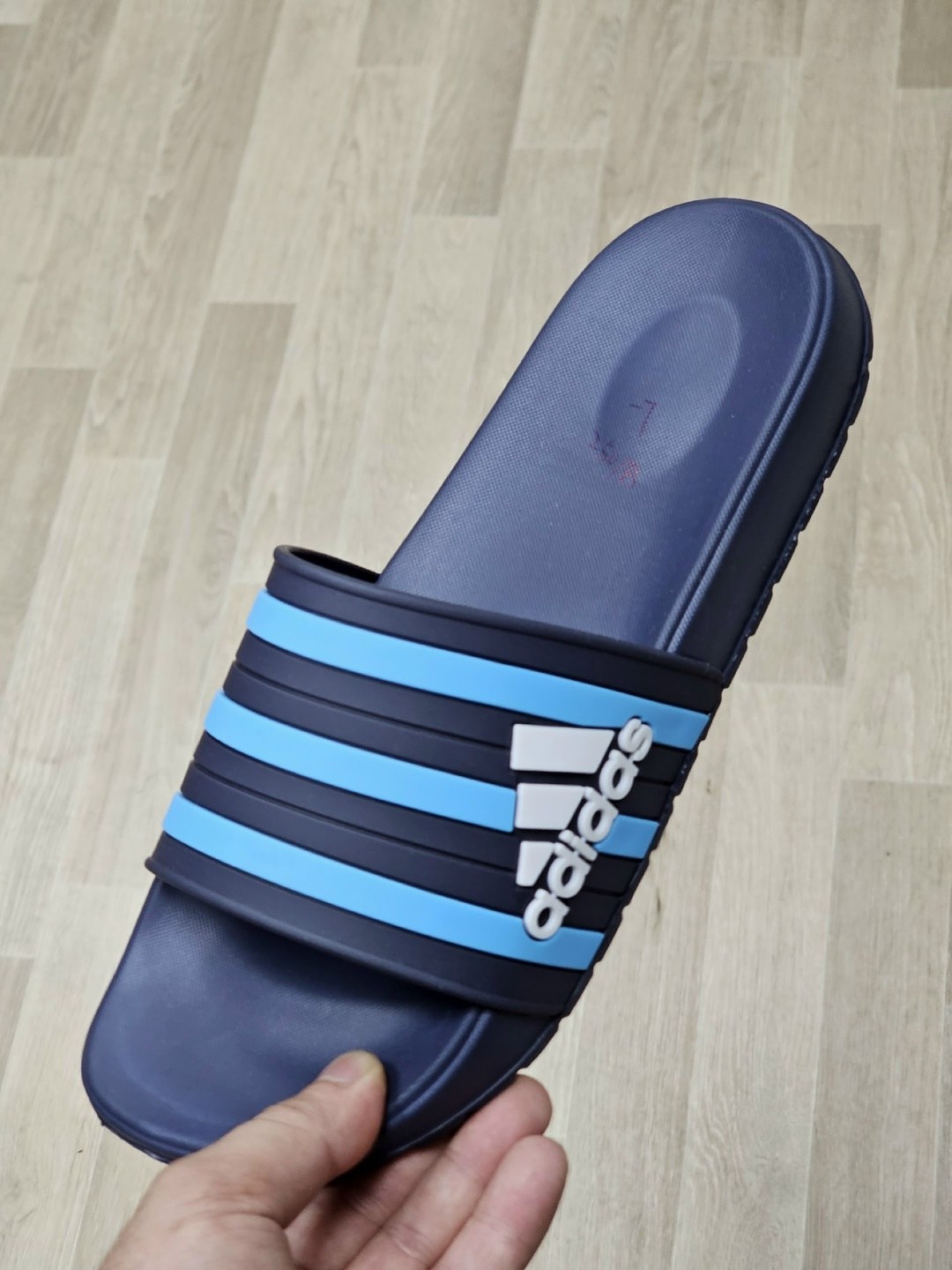adidas adilette comfort slides,кожаные шлепки мужские адидас,шлепки адидас,шлепанцы adidas adilette comfort,сланцы adidas