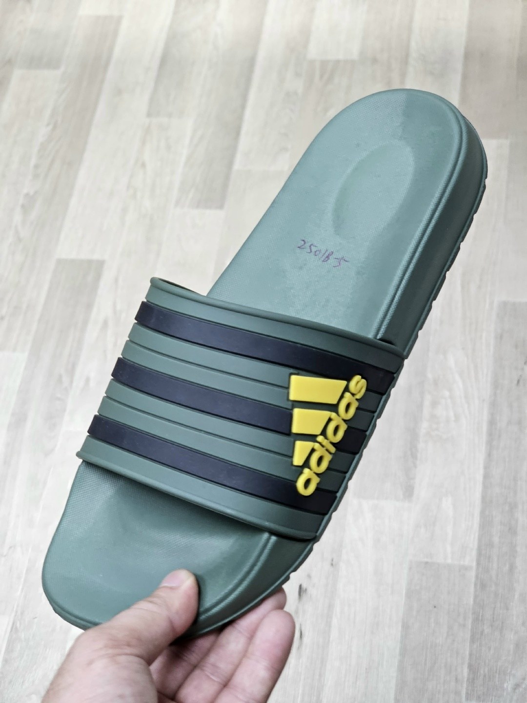 adidas adilette comfort slides,кожаные шлепки мужские адидас,шлепки адидас,шлепанцы adidas adilette comfort,сланцы adidas