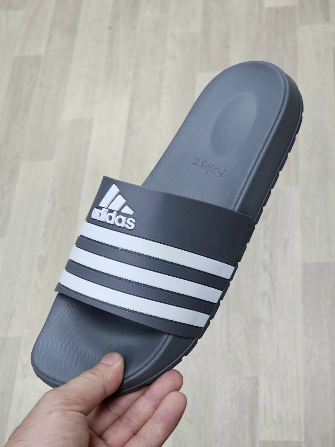 шлепки адидас,тапочки адидас черные,adidas шлепки 2026,шлепанцы adidas,тапки адидас