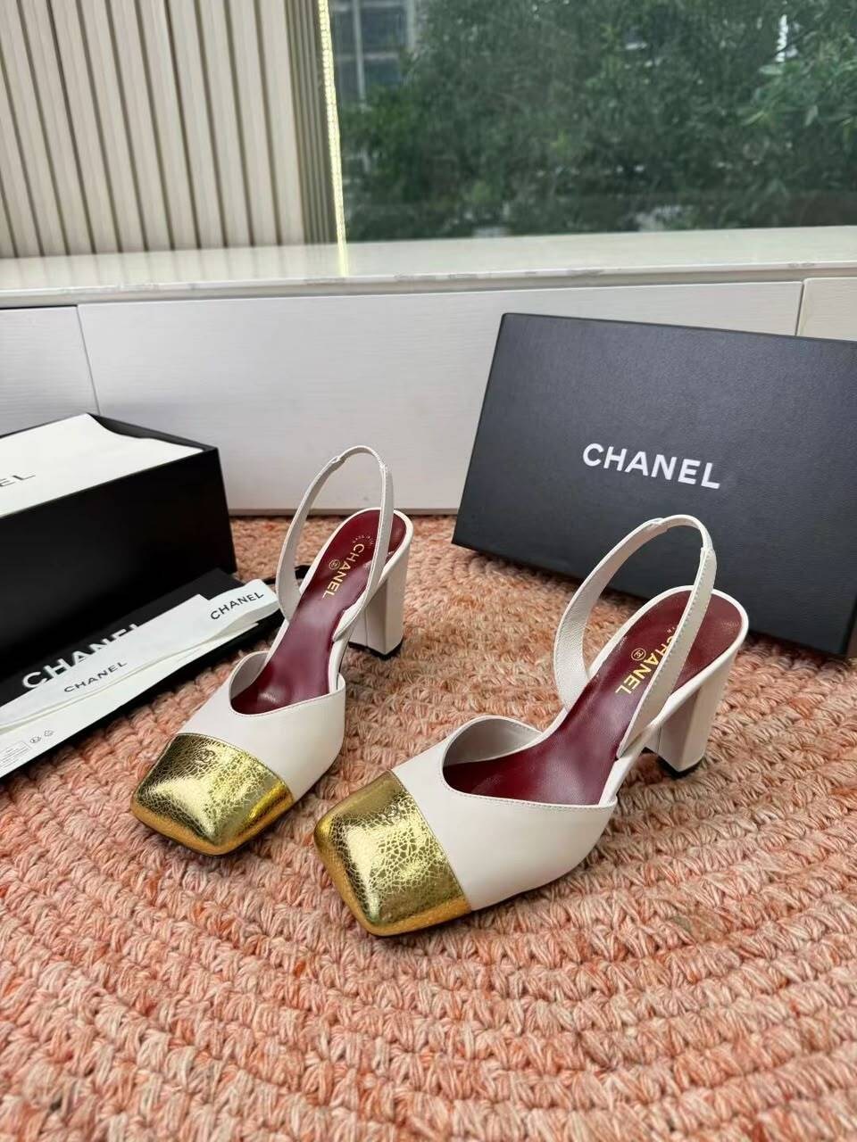 босоножки chanel,chanel туфли,кожаные белые босоножки chanel на среднем каблуке,женские кожаные туфли chanel белые с черным каблук 9,5 см,босоножки шанель на каблуке
