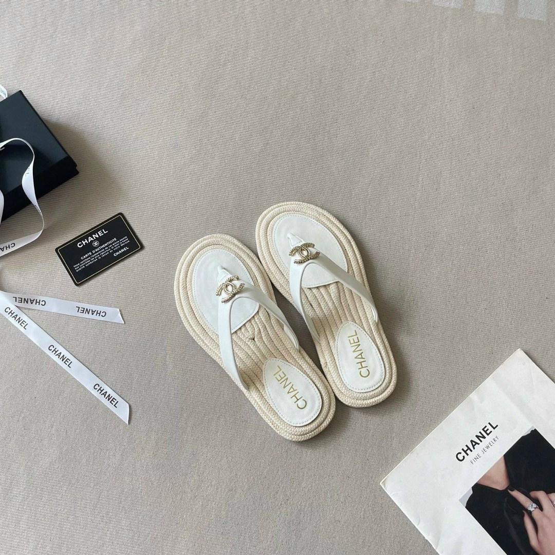 ,шлепанцы chanel,тапочки женские chanel,босоножки шанель,модные тапочки