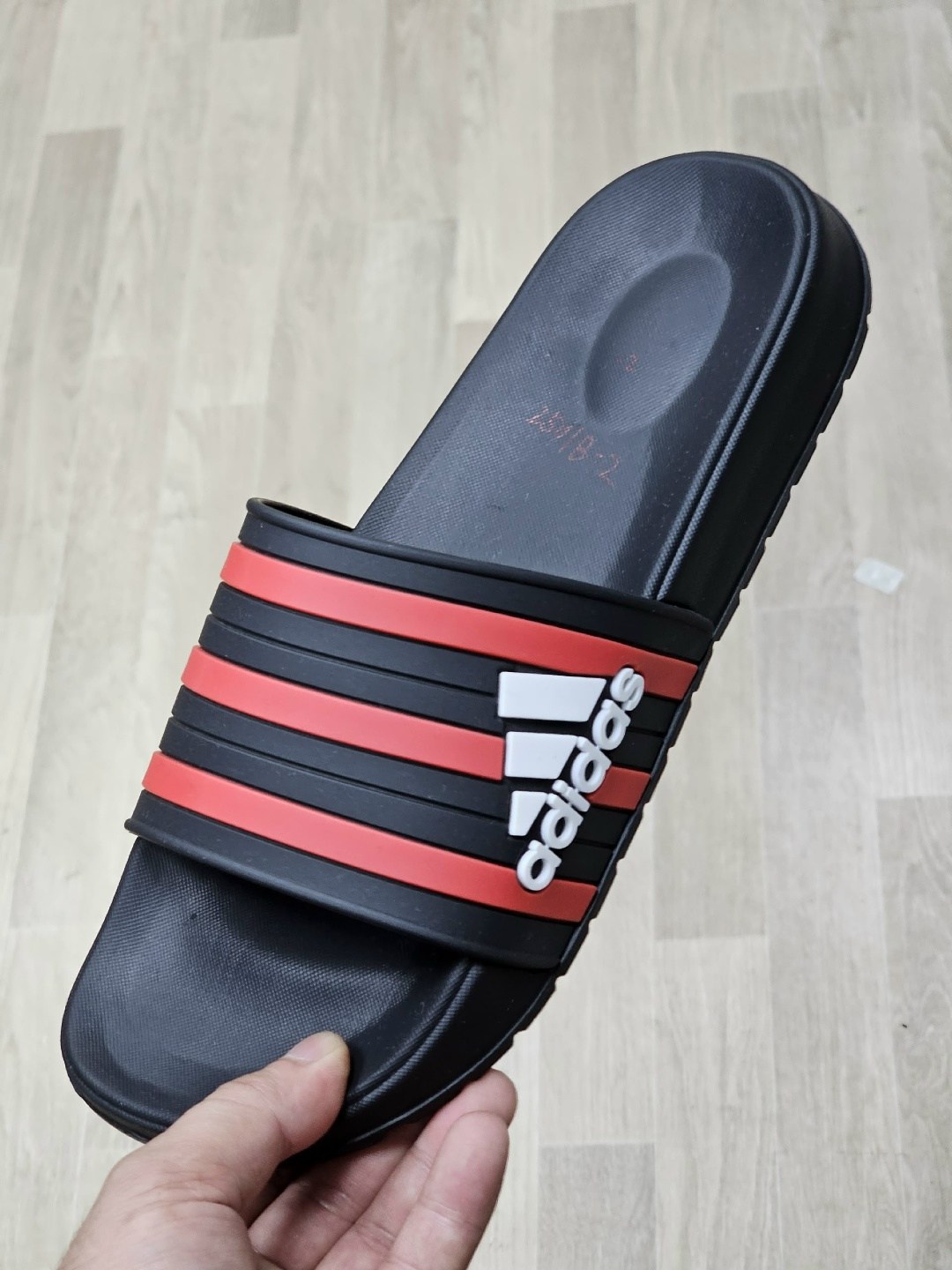 adidas adilette comfort slides,кожаные шлепки мужские адидас,шлепки адидас,шлепанцы adidas adilette comfort,сланцы adidas