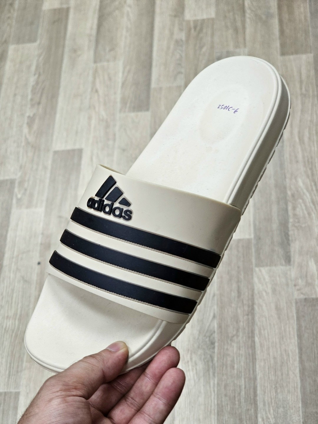шлепки адидас,тапочки адидас черные,adidas шлепки 2026,шлепанцы adidas,тапки адидас