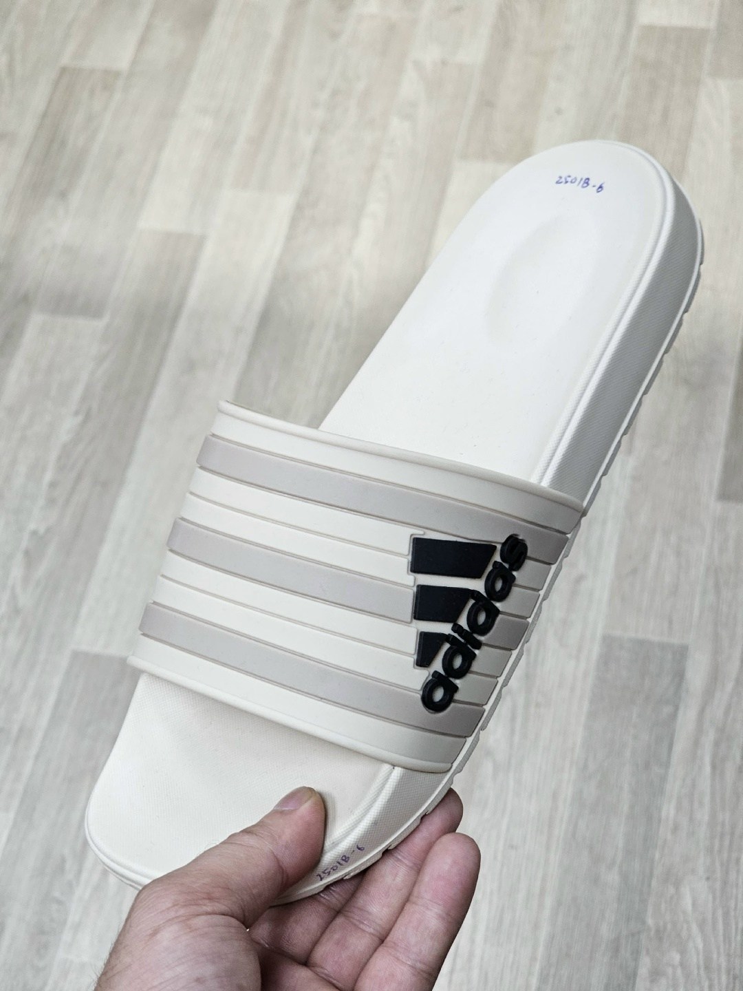 adidas adilette comfort slides,кожаные шлепки мужские адидас,шлепки адидас,шлепанцы adidas adilette comfort,сланцы adidas