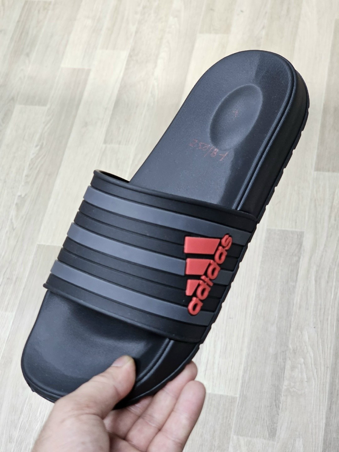 adidas adilette comfort slides,кожаные шлепки мужские адидас,шлепки адидас,шлепанцы adidas adilette comfort,сланцы adidas