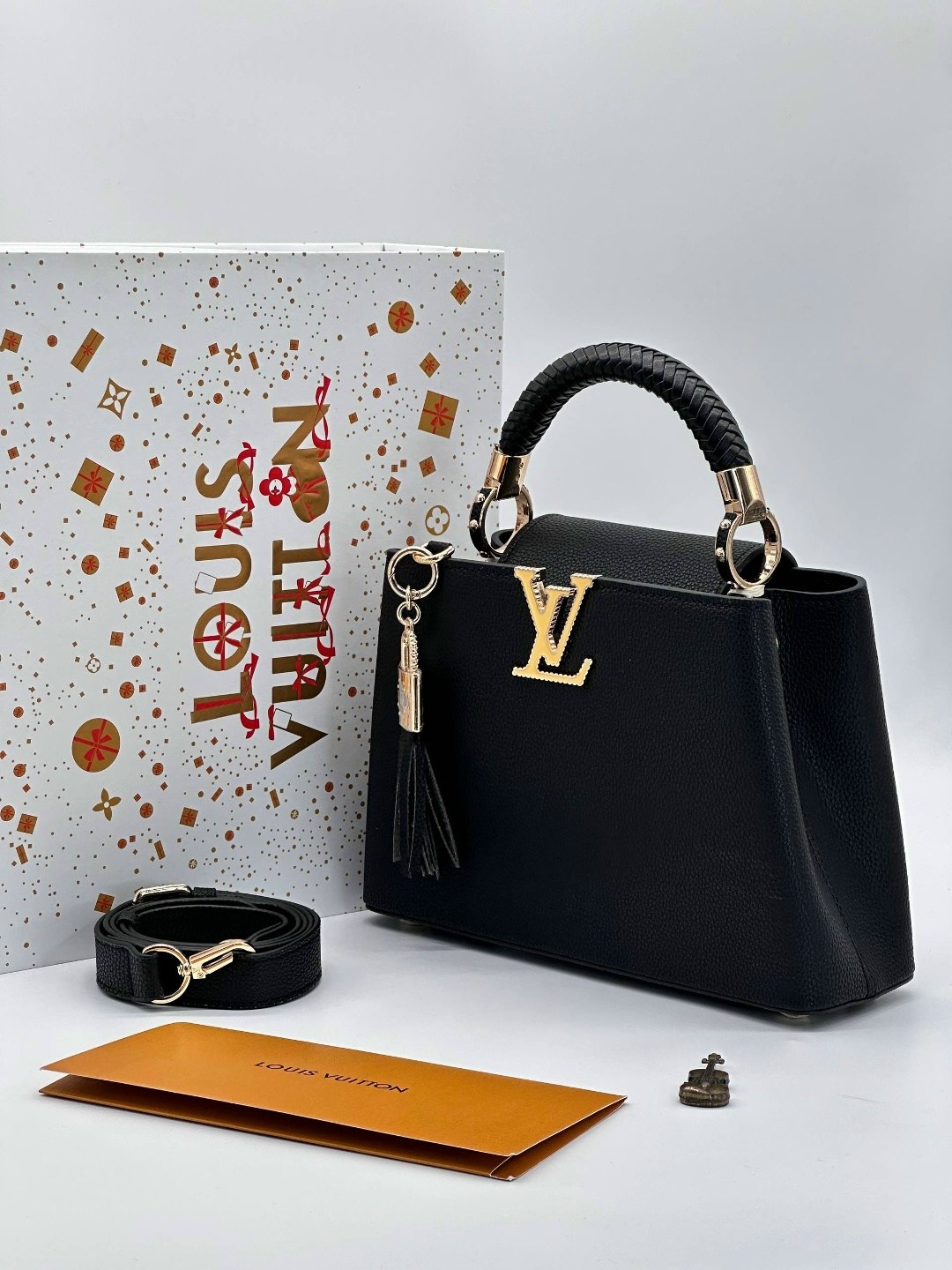 кожаная черная сумка louis vuitton capucines pm,сумка луи виттон черная женская,louis vuitton женская сумка,большая черная женская сумка louis vuitton,сумка louis vuitton