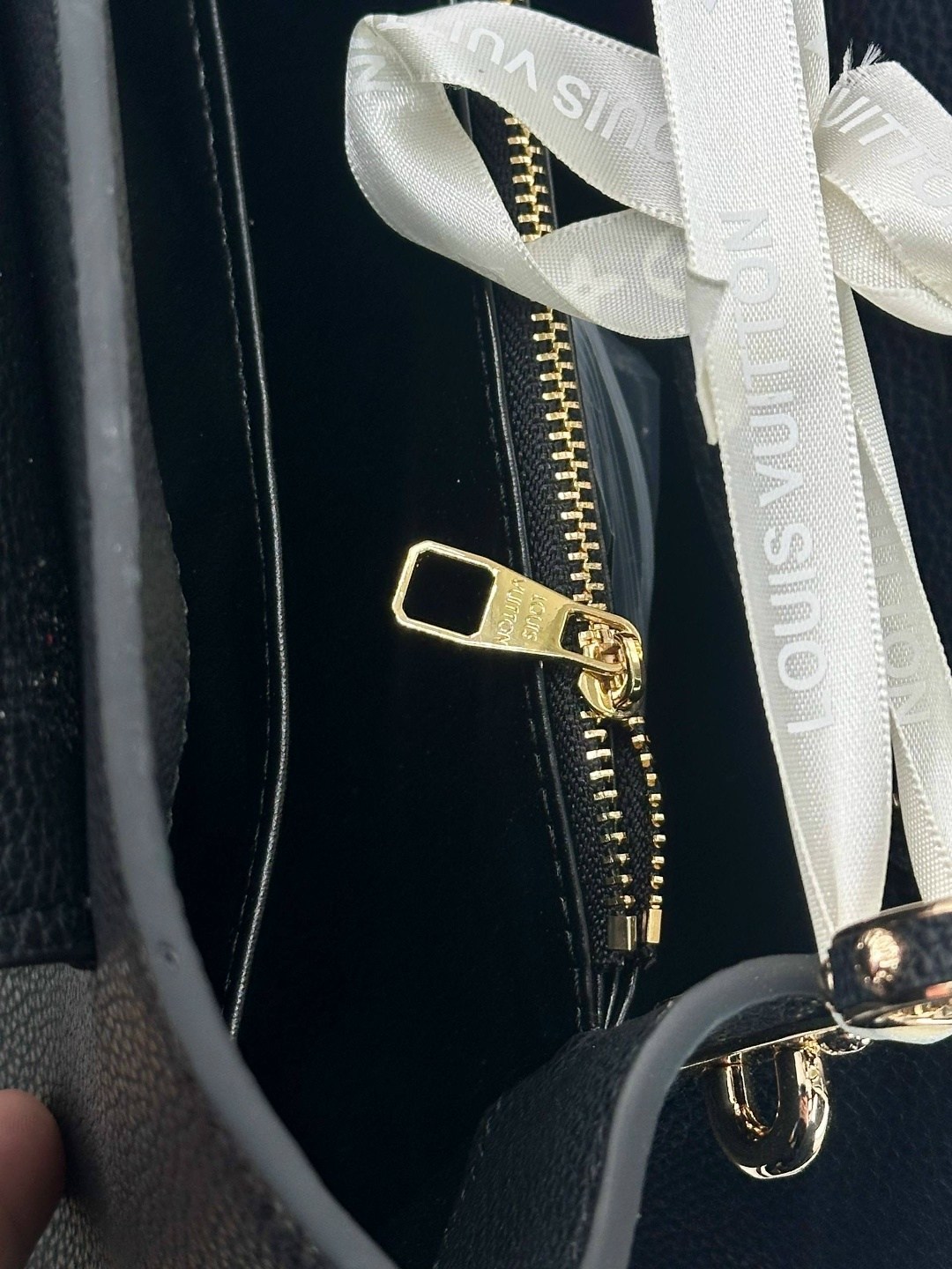кожаная черная сумка louis vuitton capucines pm,сумка луи виттон черная женская,louis vuitton женская сумка,большая черная женская сумка louis vuitton,сумка louis vuitton
