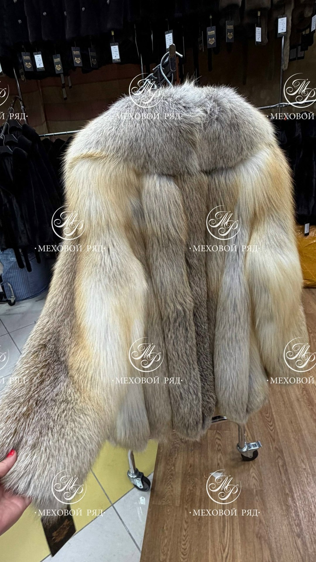 полушубок из аукционного меха лисы fawn light,шуба из лисы,шуба из меха лисы,полушубок из рыжей лисы,шуба из арктической лисы