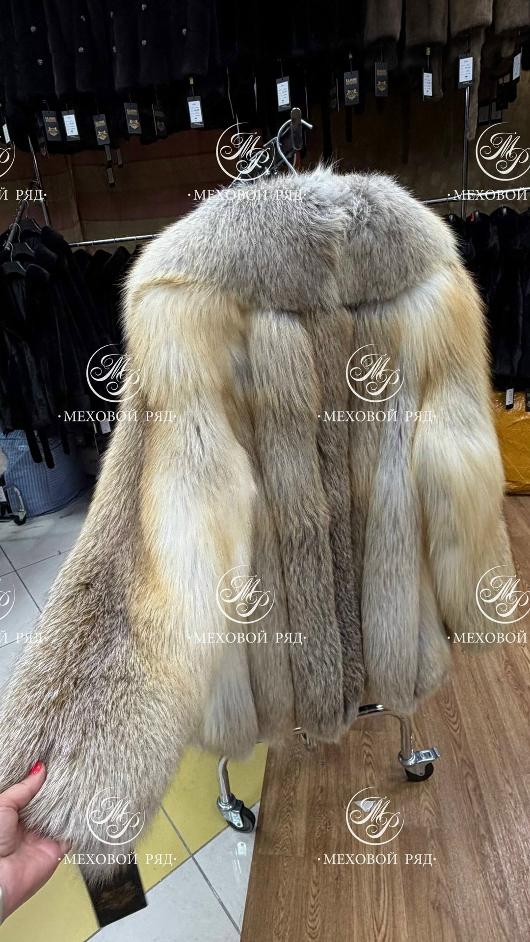 полушубок из аукционного меха лисы fawn light,шуба из лисы,шуба из меха лисы,полушубок из рыжей лисы,шуба из арктической лисы