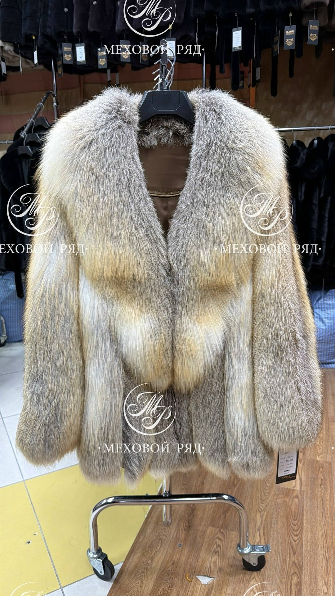 полушубок из аукционного меха лисы fawn light,шуба из лисы,шуба из меха лисы,полушубок из рыжей лисы,шуба из арктической лисы