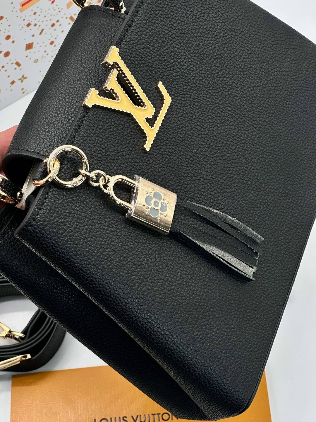 кожаная черная сумка louis vuitton capucines pm,сумка луи виттон черная женская,louis vuitton женская сумка,большая черная женская сумка louis vuitton,сумка louis vuitton