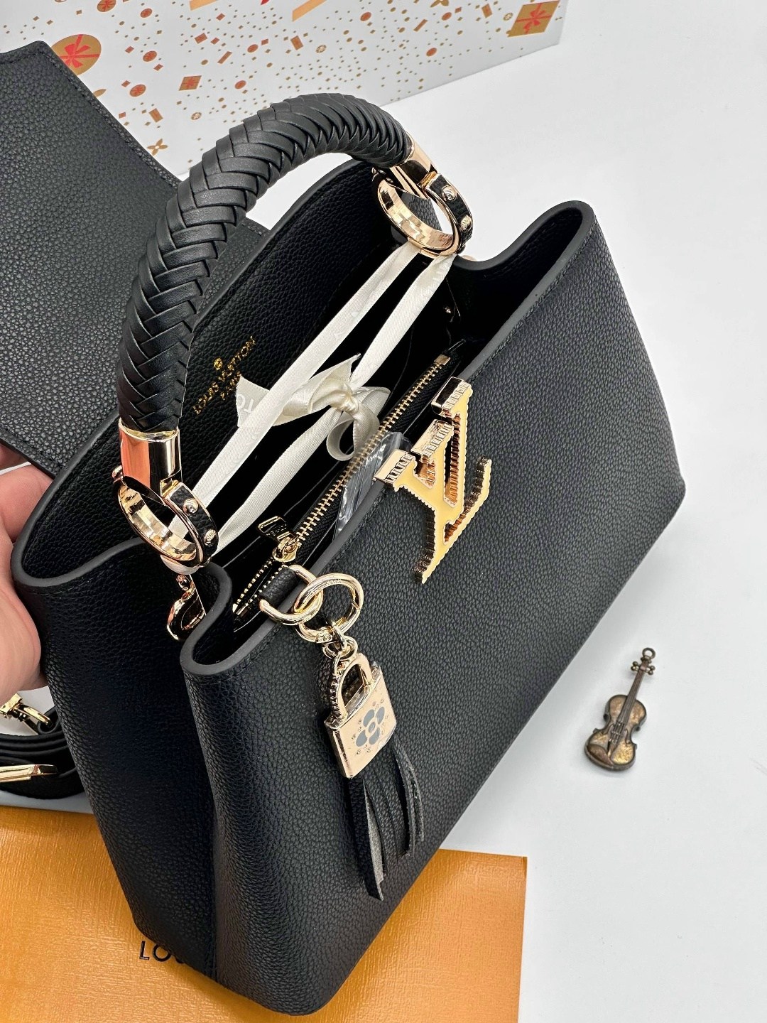 кожаная черная сумка louis vuitton capucines pm,сумка луи виттон черная женская,louis vuitton женская сумка,большая черная женская сумка louis vuitton,сумка louis vuitton