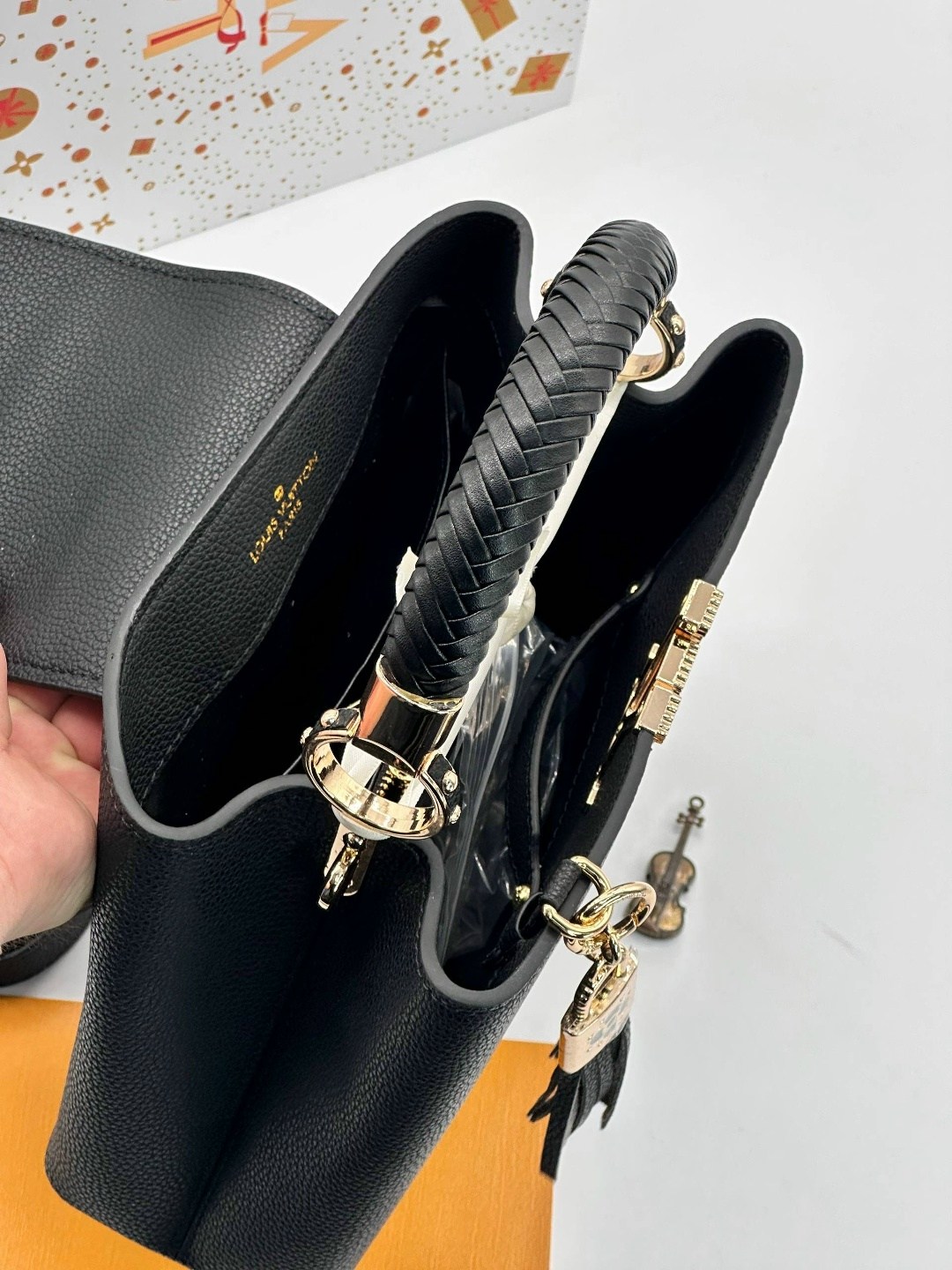 кожаная черная сумка louis vuitton capucines pm,сумка луи виттон черная женская,louis vuitton женская сумка,большая черная женская сумка louis vuitton,сумка louis vuitton