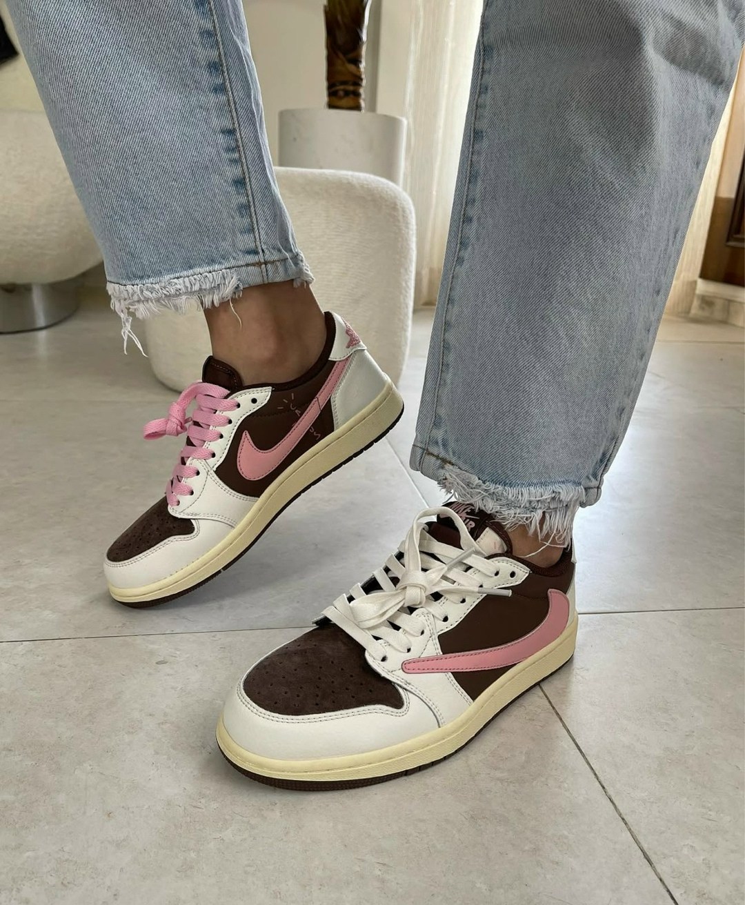 кроссовки air jordan 1 low x travis scott,кроссовки nike air jordan 1 low x travis scott,кроссовки замша,кроссовки nike air jordan 1,кеды travis scott x air jordan 1 pink oxford