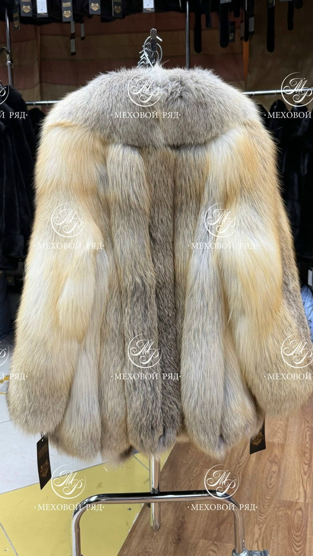 полушубок из аукционного меха лисы fawn light,шуба из лисы,шуба из меха лисы,полушубок из рыжей лисы,шуба из арктической лисы