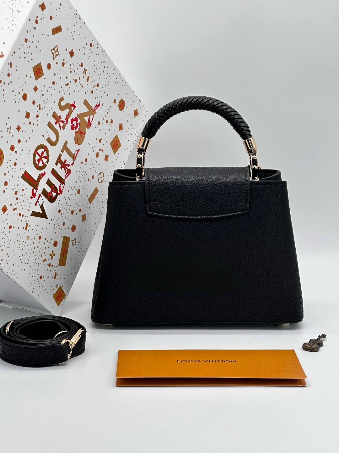 кожаная черная сумка louis vuitton capucines pm,сумка луи виттон черная женская,louis vuitton женская сумка,большая черная женская сумка louis vuitton,сумка louis vuitton