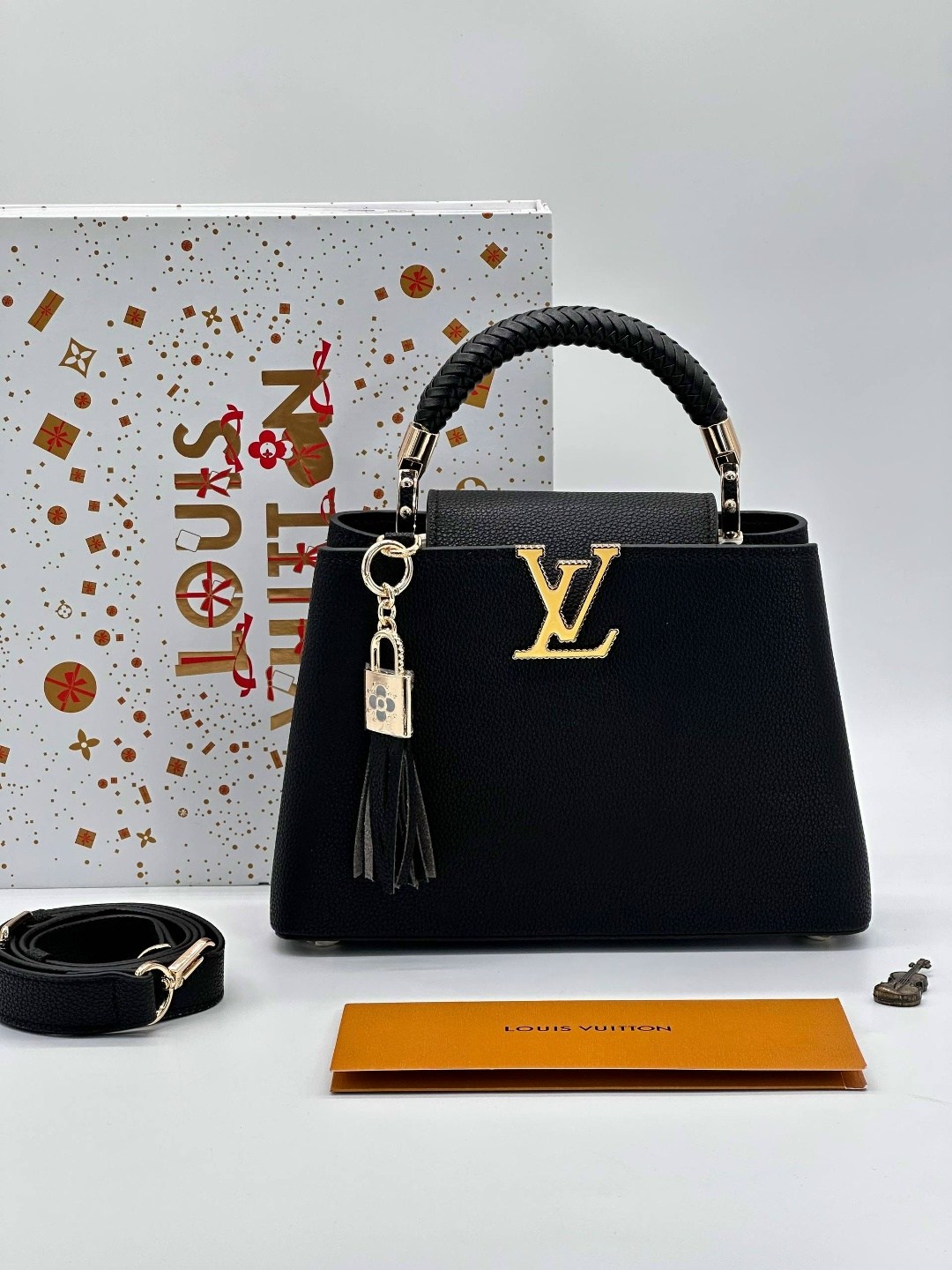 кожаная черная сумка louis vuitton capucines pm,сумка луи виттон черная женская,louis vuitton женская сумка,большая черная женская сумка louis vuitton,сумка louis vuitton