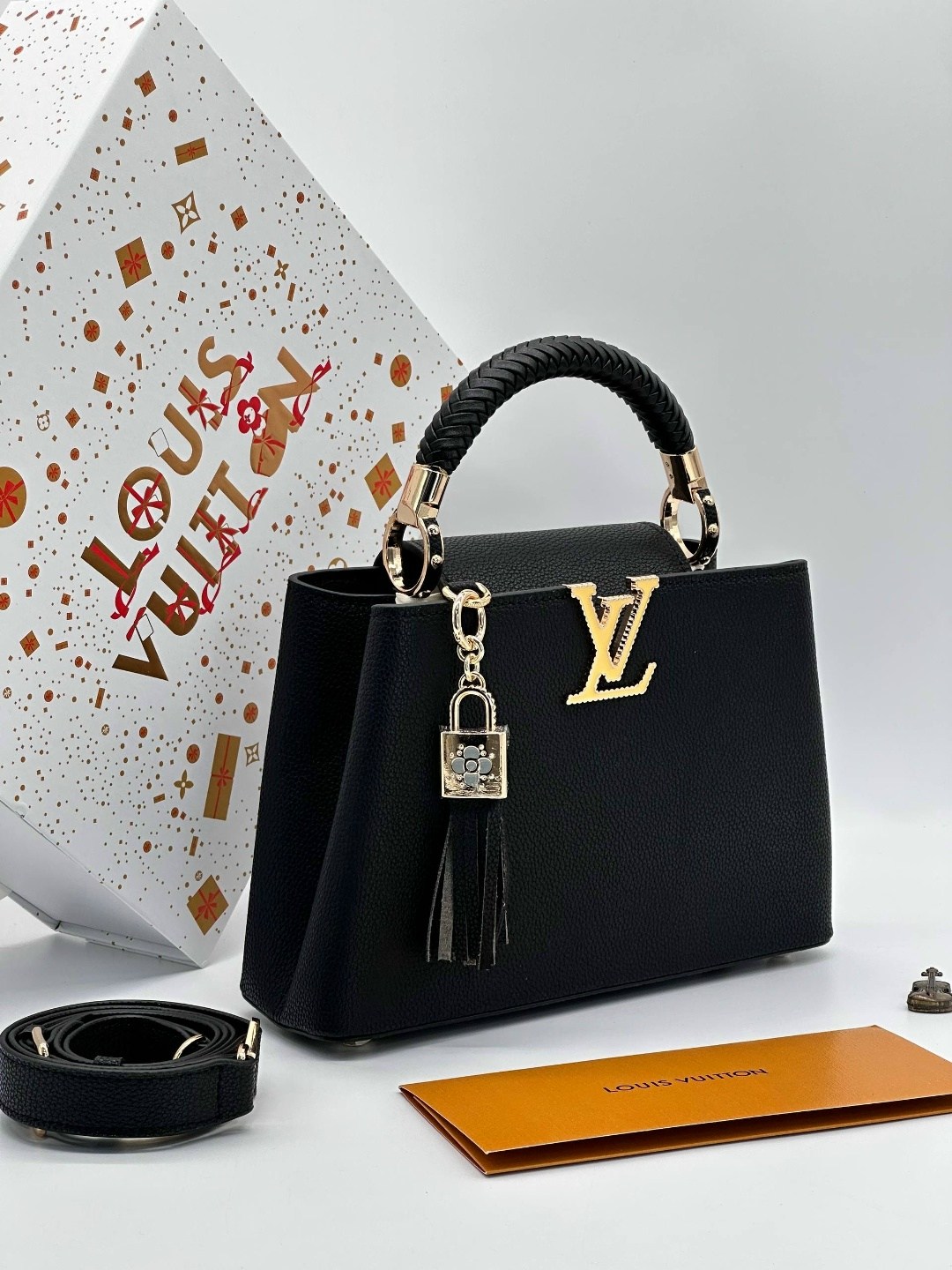 кожаная черная сумка louis vuitton capucines pm,сумка луи виттон черная женская,louis vuitton женская сумка,большая черная женская сумка louis vuitton,сумка louis vuitton