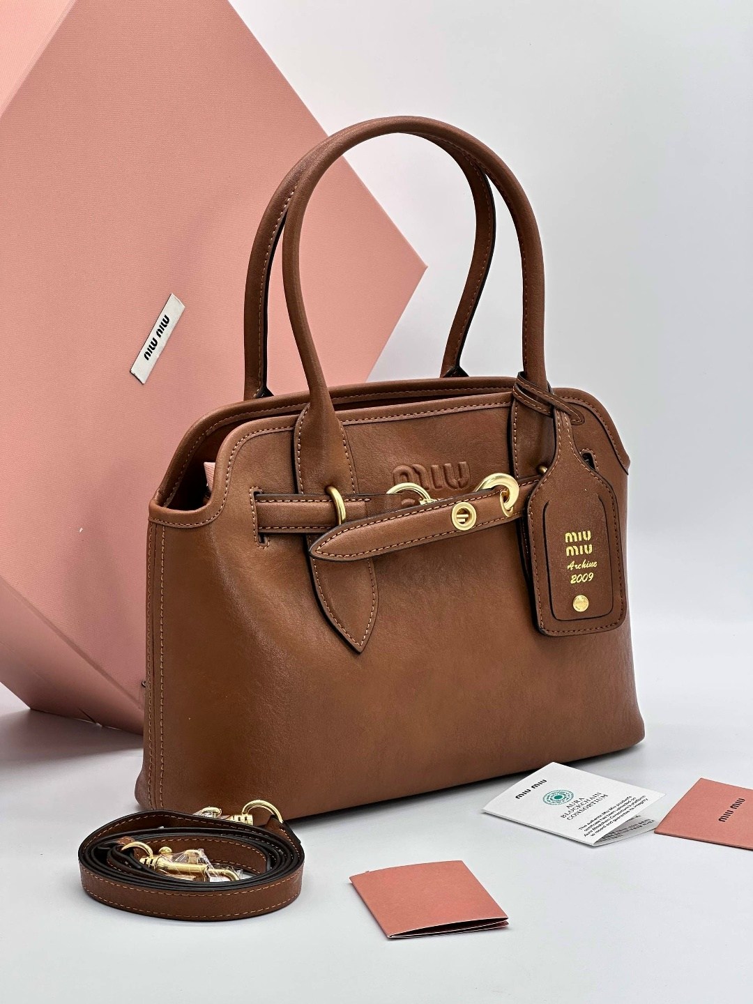 женская кожаная сумка miu miu aventure коричневая 40 см,коричневая кожаная сумка miu miu,сумка miu miu,сумка miu miu большая,сумка