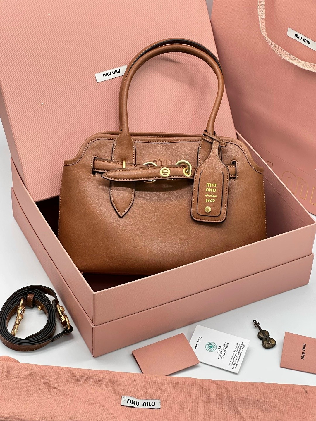 женская кожаная сумка miu miu aventure коричневая 40 см,коричневая кожаная сумка miu miu,сумка miu miu,сумка miu miu большая,сумка