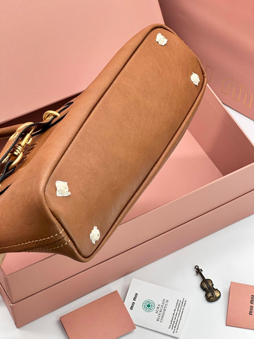 женская кожаная сумка miu miu aventure коричневая 40 см,коричневая кожаная сумка miu miu,сумка miu miu,сумка miu miu большая,сумка