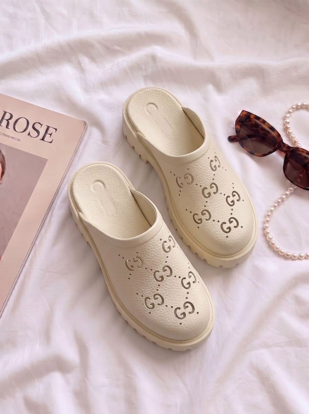 ,шлепки gucci женские белые,шлепки гуччи женские 2026,женские сабо,шлепанцы женские