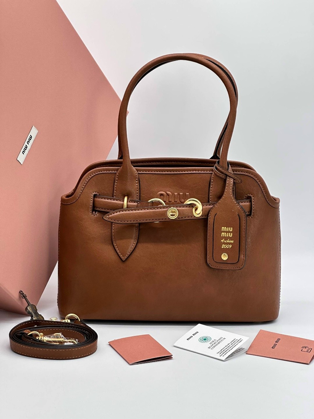 женская кожаная сумка miu miu aventure коричневая 40 см,коричневая кожаная сумка miu miu,сумка miu miu,сумка miu miu большая,сумка
