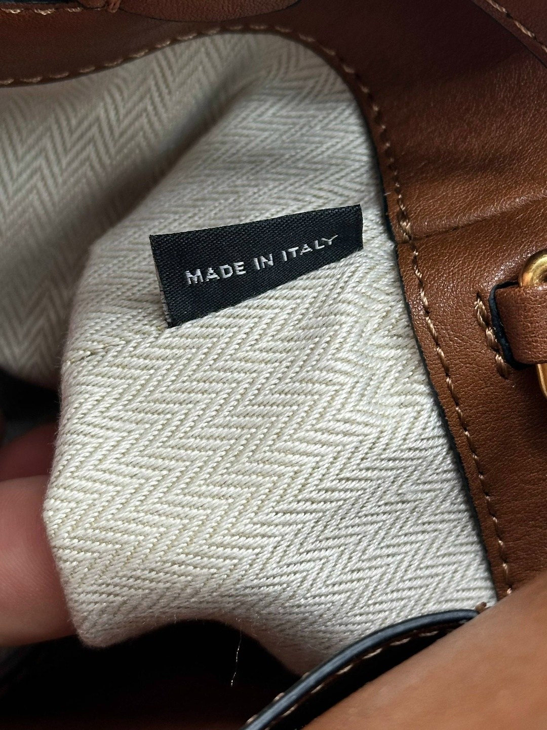 женская кожаная сумка miu miu aventure коричневая 40 см,коричневая кожаная сумка miu miu,сумка miu miu,сумка miu miu большая,сумка