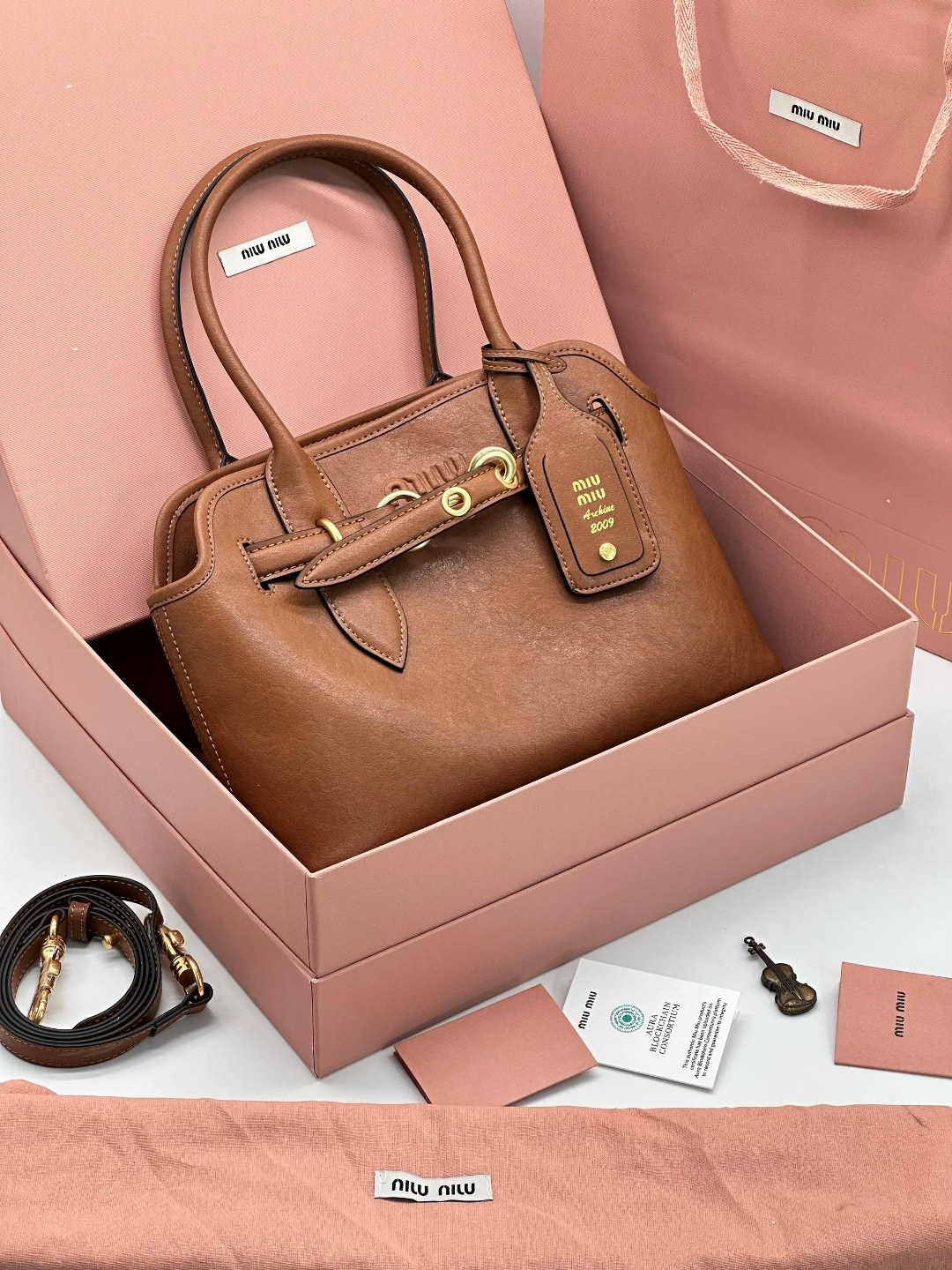 женская кожаная сумка miu miu aventure коричневая 40 см,коричневая кожаная сумка miu miu,сумка miu miu,сумка miu miu большая,сумка