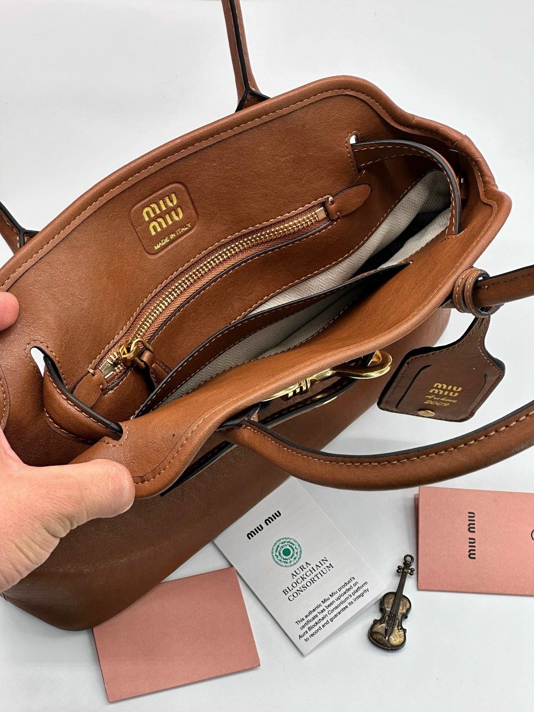 женская кожаная сумка miu miu aventure коричневая 40 см,коричневая кожаная сумка miu miu,сумка miu miu,сумка miu miu большая,сумка