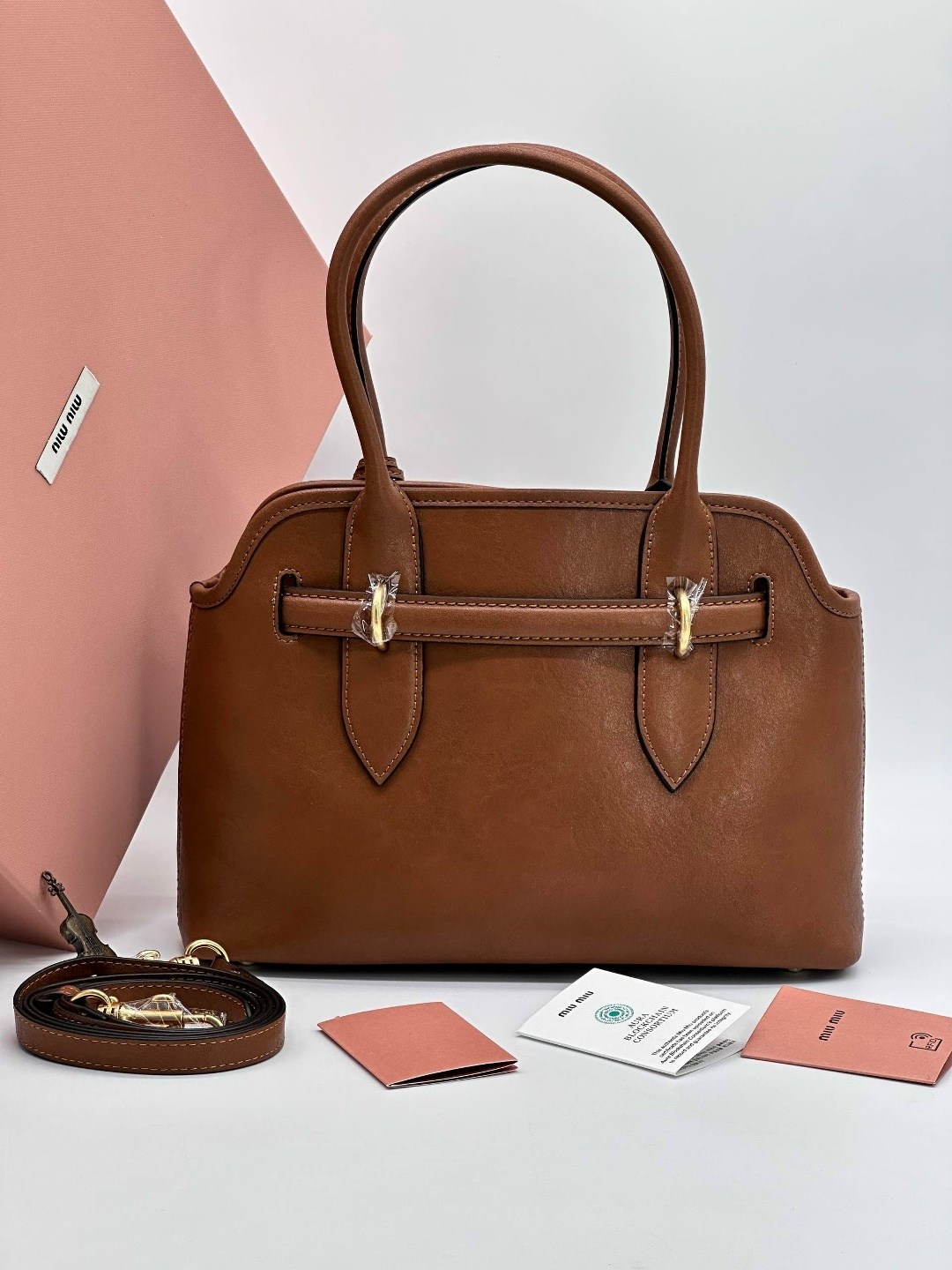 женская кожаная сумка miu miu aventure коричневая 40 см,коричневая кожаная сумка miu miu,сумка miu miu,сумка miu miu большая,сумка