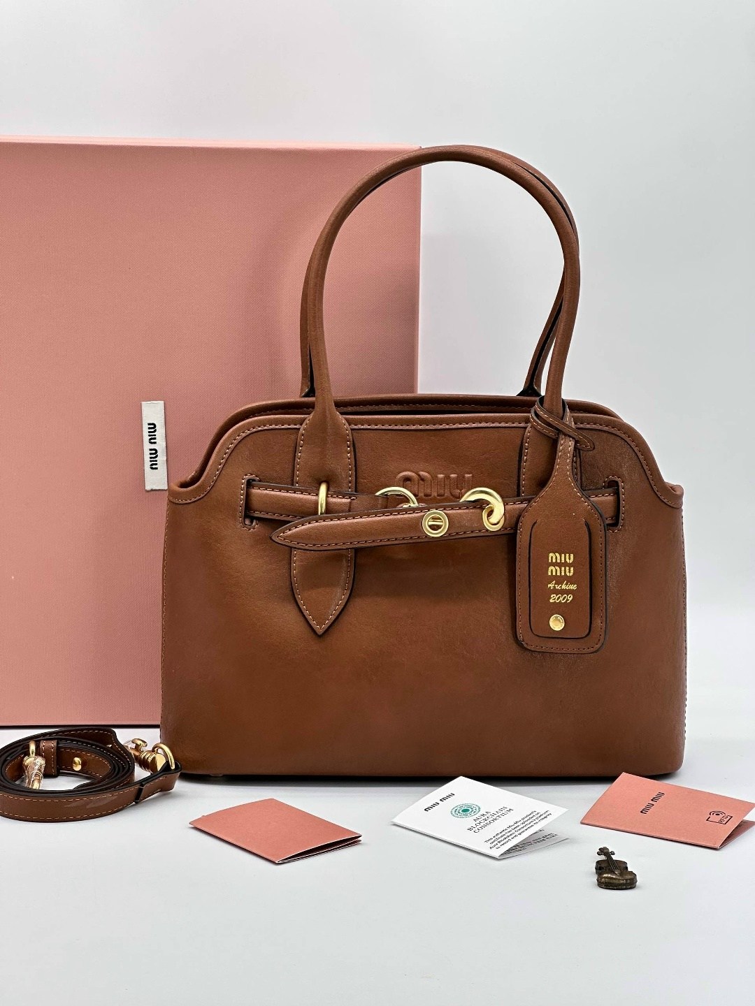 женская кожаная сумка miu miu aventure коричневая 40 см,коричневая кожаная сумка miu miu,сумка miu miu,сумка miu miu большая,сумка