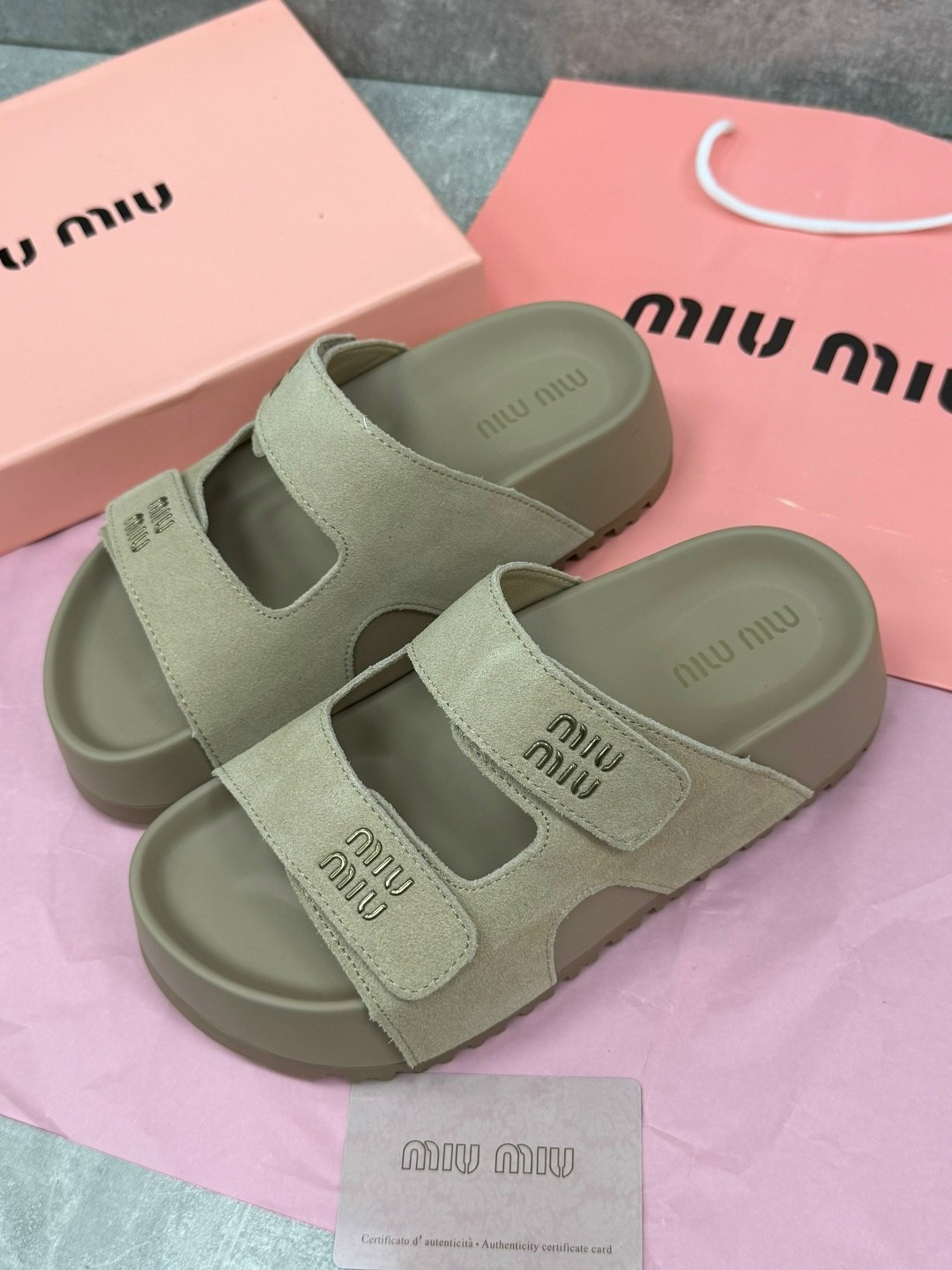 ,шлепанцы miu miu,женские шлепанцы, женская,тапочки miu miu