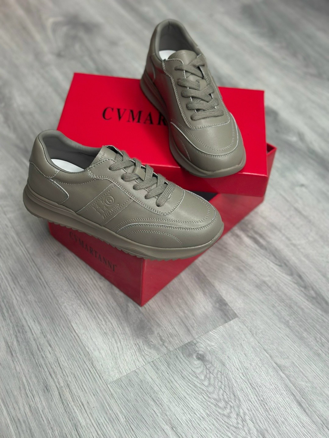 кроссовки valentino,,спортивная ,кожаные кроссовки valentino garavani,брендовая