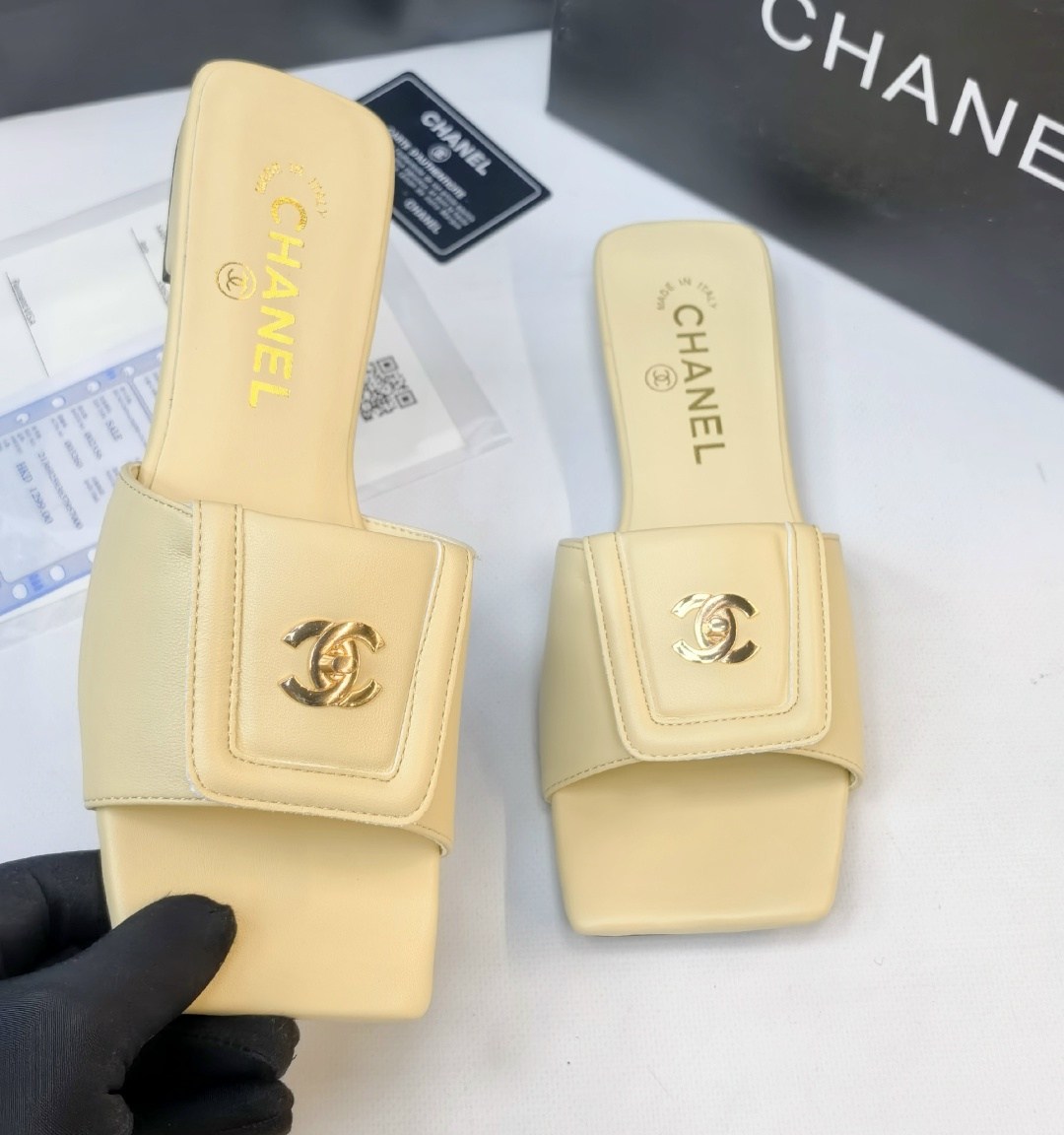 шлепанцы chanel,шлепки шанель,шлепанцы женские chanel,тапочки chanel,босоножки chanel
