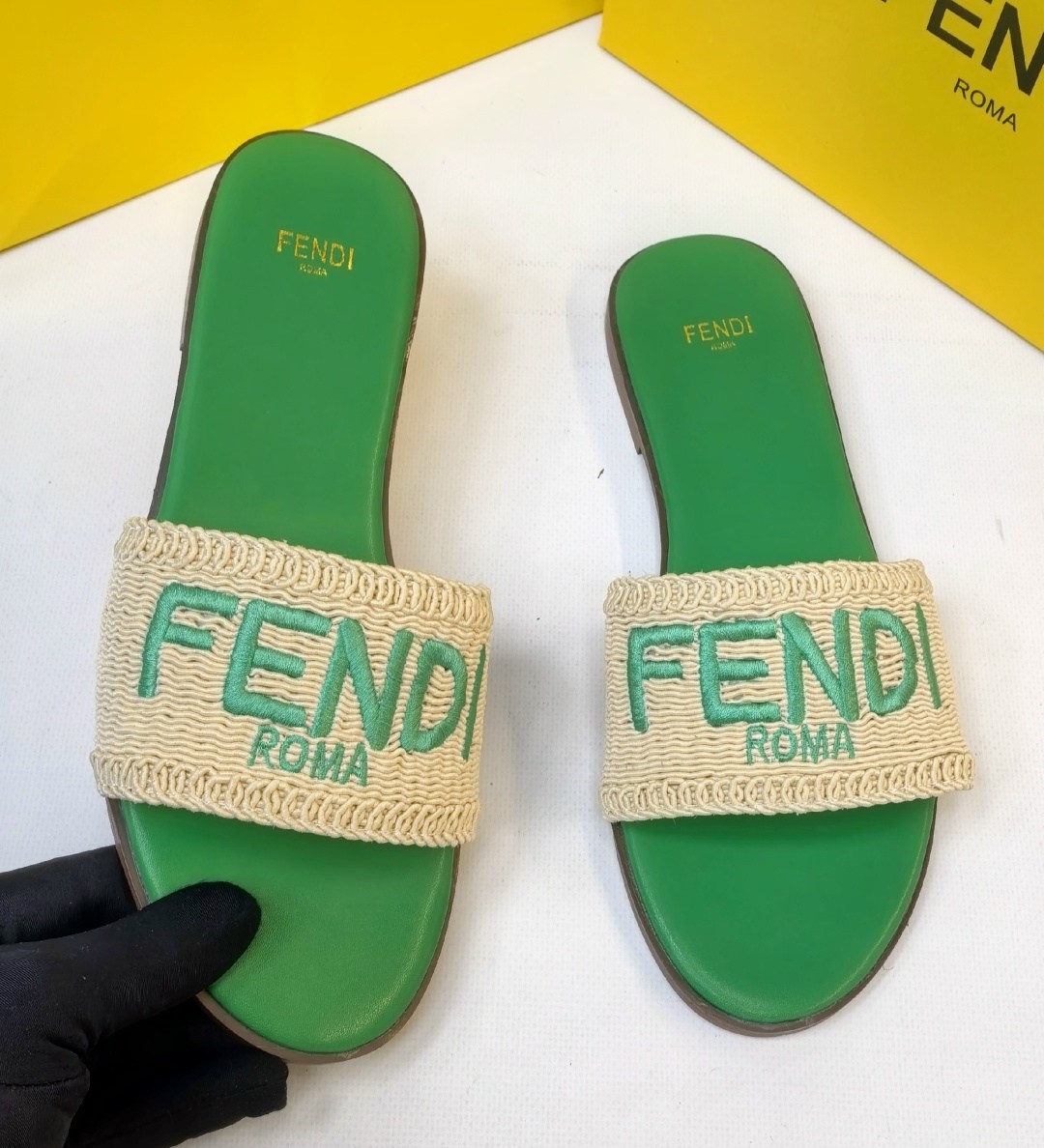 шлепки фенди,шлепанцы fendi,тапочки fendi,шлепки фенди женские,