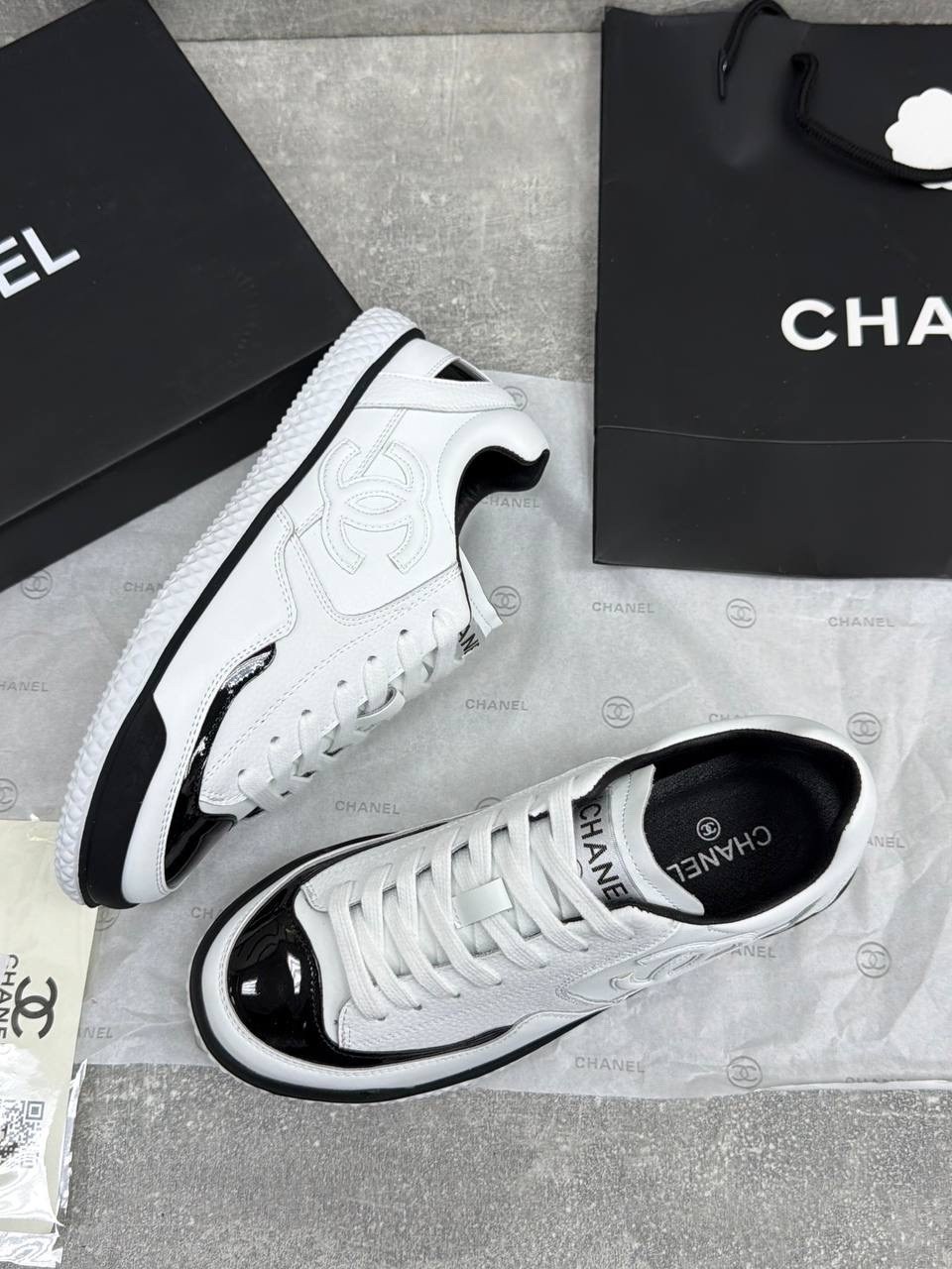 женские кожаные белые кроссовки chanel,женские кроссовки chanel,chanel кроссовки,женские кожаные кроссовки chanel 2026 белые с черными шнурками,кеды женские chanel